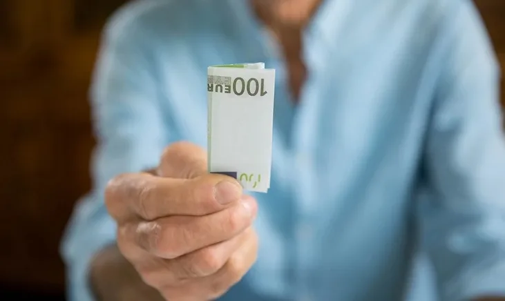 “Nuk është etike e kombëtare të shohësh kosovarë duke pritur në rend për t’i marrë 100 euro nga Serbia”