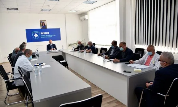 Krasniqi takim me drejtorët e spitaleve, dakordohen për përkrahjen e fushatës së vaksinimit