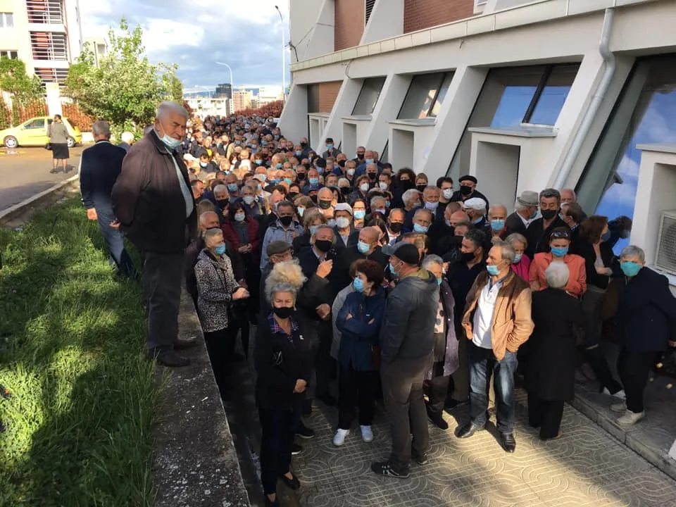 Tollovi tek 1 “Tetori”, radhë të gjata të qytetarëve në pritje për t’u vaksinuar