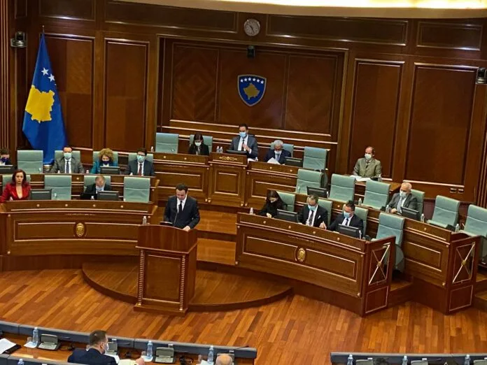 Kurti prezanton para deputetëve planin qeverisës, premton se deri në fund të muajit do të vijnë edhe rreth 143 mijë vaksina