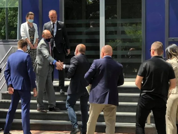 Haradinaj i shkon në zyre kryeministrit, Albin Kurti
