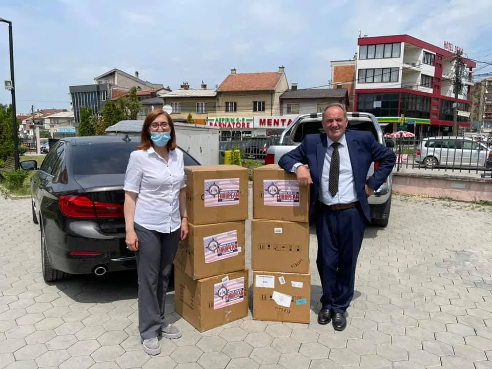 Ambasada amerikane i dhuron QKMF-së në Prizren 3 mijë teste rapide antigjen Covid-19