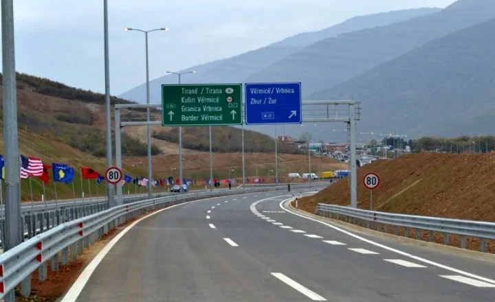 Sonte në mesnatë, 6 makineri të rënda do të shoqërohen nga policia nga Vërmica për në Prishtinë