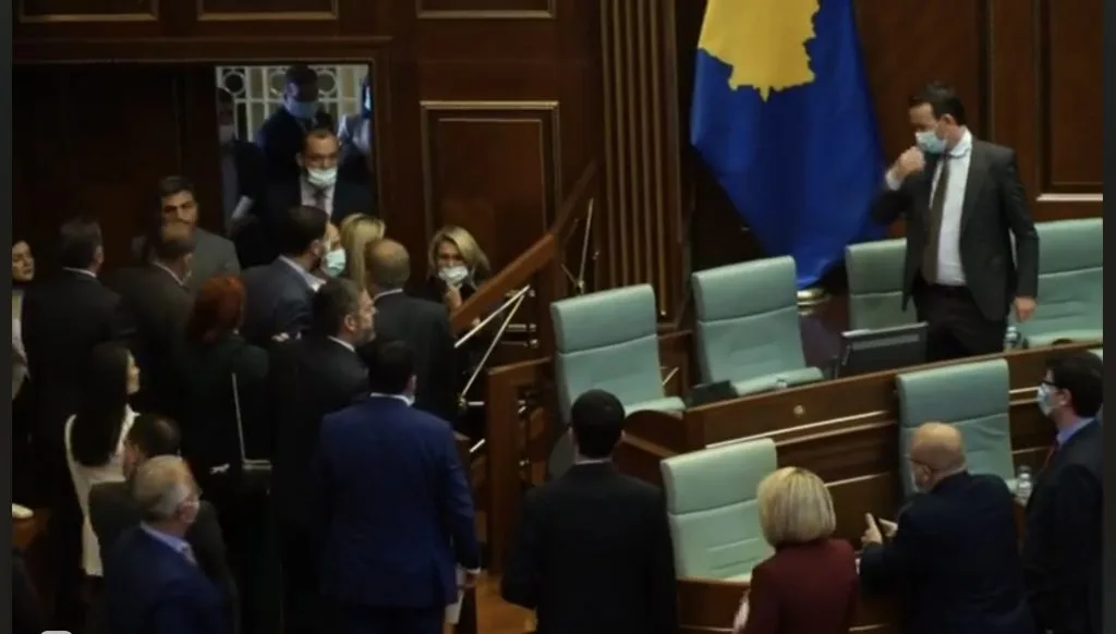 “Eskalon” Ardian Kastrati i PDK-së e quan “legen” e “qenef” Faton Pecin