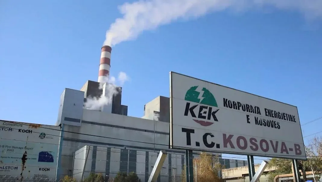 Vdes një punëtor i KEK-ut në vendin e punës pas një incidenti me kamion