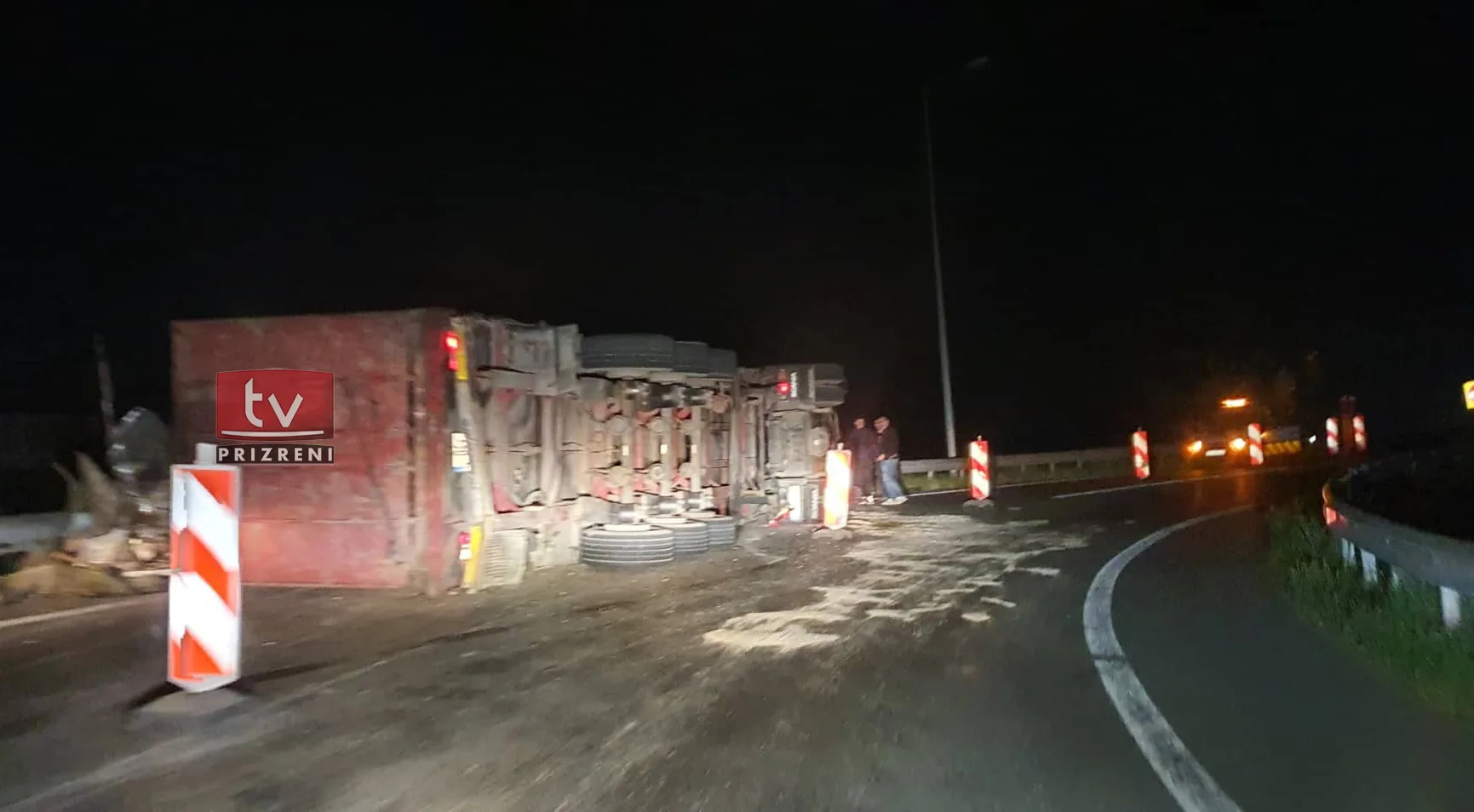 Rrokulliset një maunë në hyrje të autostradës në Prizren