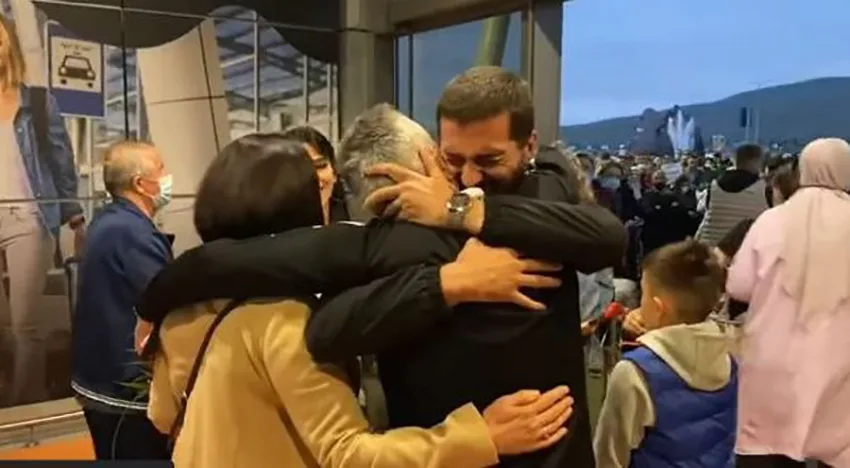Mërgimtari shpërthen në lot kur takon familjen, 29 vjet nuk ishte në Kosovë