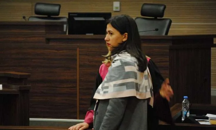 Albulena Haxhiu dhe të akuzuarit tjerë lirohen nga akuzat për hedhjen e gazit lotsjellës