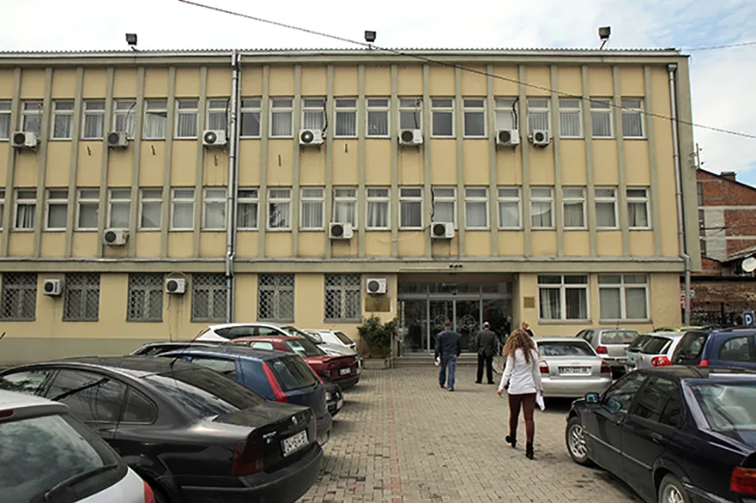 Tetë muaj burgim për prizrenasin që xhelozonte gruan dhe i thoshte se ajo po e tradhtonte