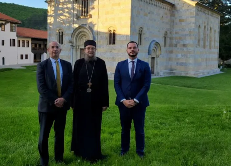 OSBE-ja: Sipas ligjit, toka ngjitur me Manastirin e Deçanit duhet regjistruar si pronë e tij