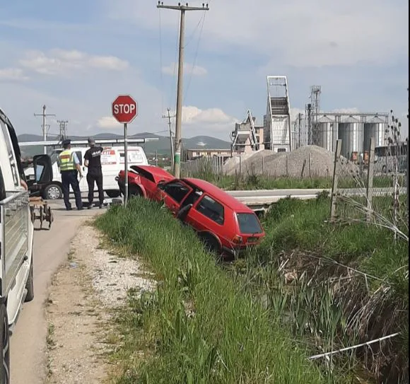 Aksident i rëndë trafiku në Lipjan, vetura përfundon jashtë rrugës