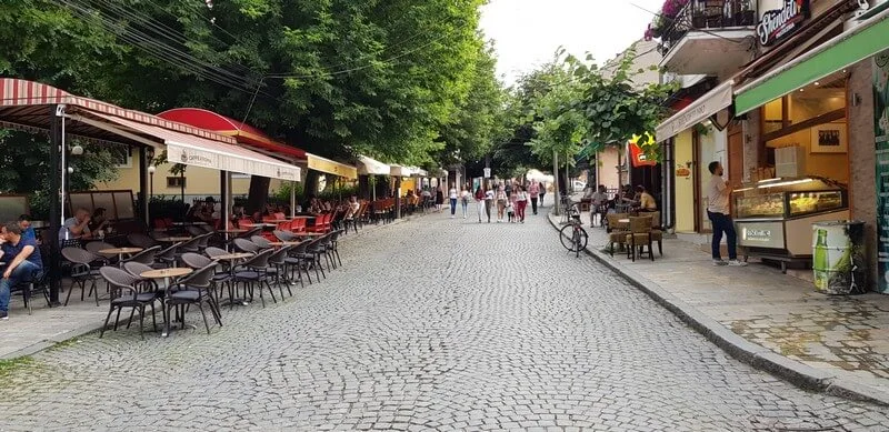 Një grua sulmohet fizikisht në vendin e saj të punës