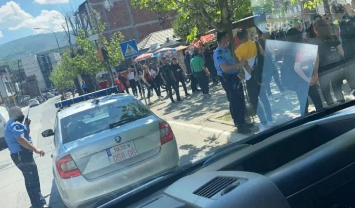 Rrahen mes vete 3 të rinj në Prizren, njëri përfundon në spital (video)
