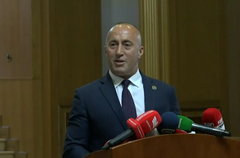 Haradinaj publikon pamje nga një librari në Pejë, qytetarë të shumtë presin radhën për blerjen e teksteve shkollore