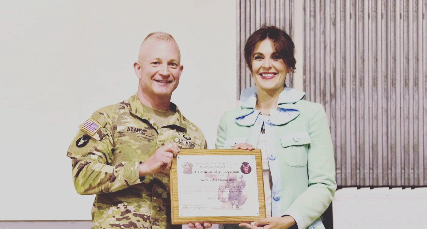 Vlora Çitaku viziton Bondsteel-in, merr mirënjohje nga komandanti amerikan