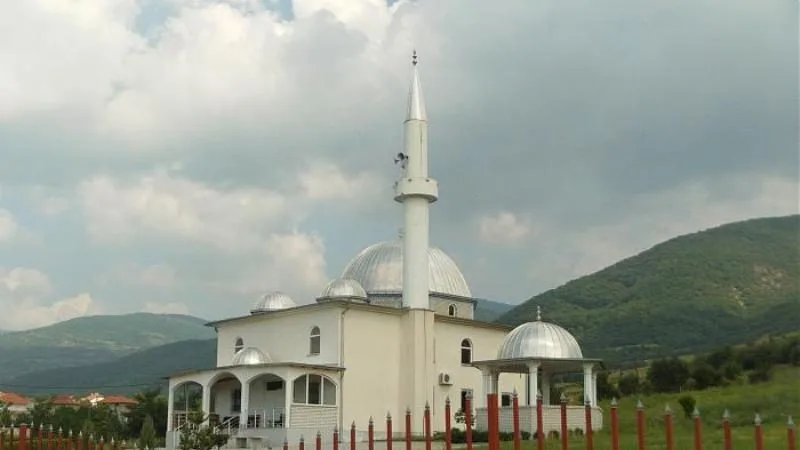 Një person godet me veturën objektin e xhamisë në Mushtisht, e lë veturën aty dhe ik nga vendi ngjarjes
