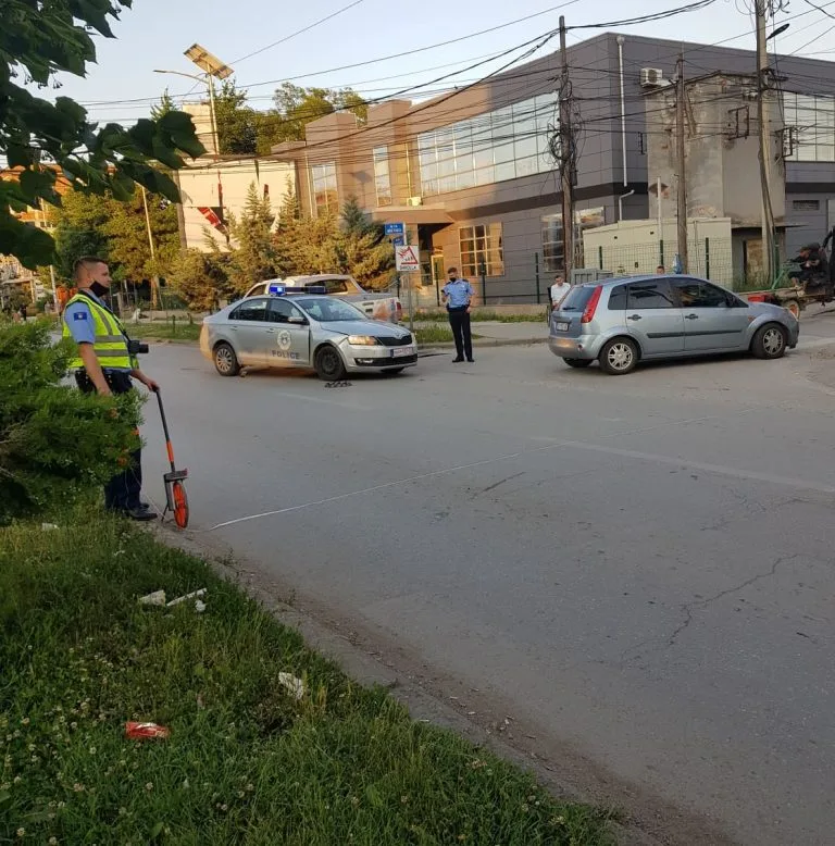 Aksidentohet vetura e policisë në Fushë Kosovë, lëndohet një polic