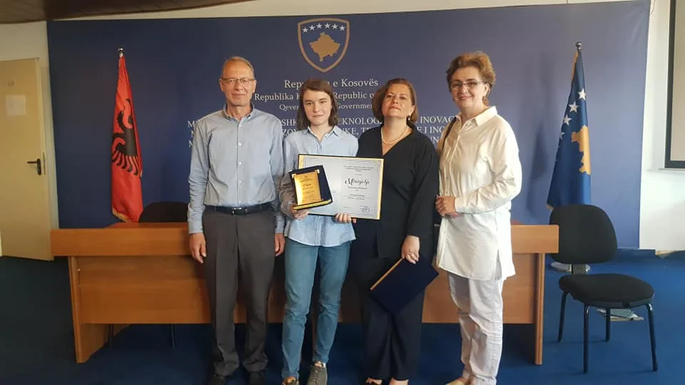 Gjimnazistja e Prizrenit, Emira Karahoda fituese e vendit të parë në nivel Republike në garën ” Shkencëtari i ri”