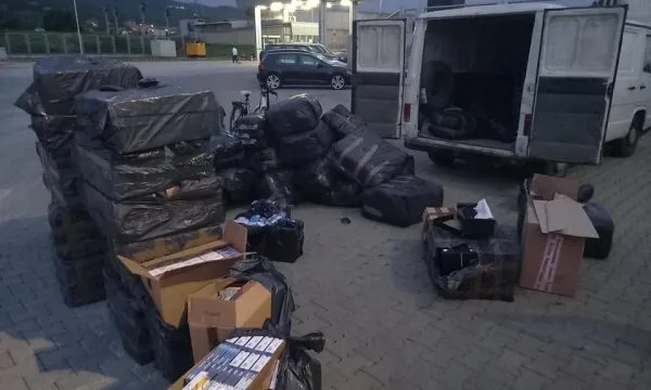 Tentoi të fusë mallra nga Serbia në Kosovë, ndalohet i dyshuari