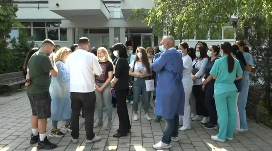 Infermierët protestojnë para Klinikës Infektive, kjo është arsyeja