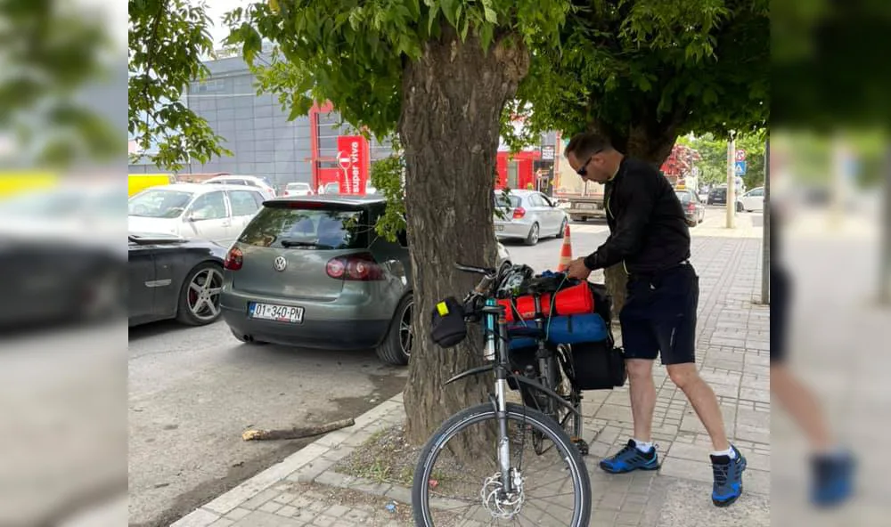 Kosovari niset me biçikletë nga Kosova për në Zvicër