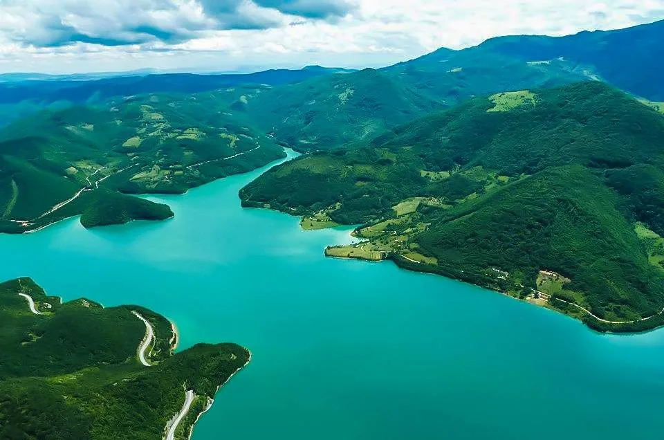 Hidhet mjet shpërthyes afër Liqenit të Ujmanit, dëmtohen dy vetura