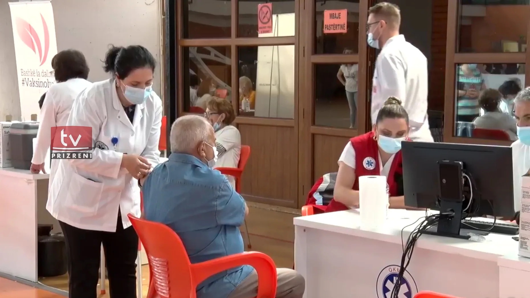 MSh-ja ua ndalon komunave dhënien e vaksinës Pfizer, doza e parë po jepet veç Astra Zeneca