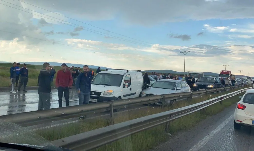 Tri aksidente brenda një kilometri në rrugën Prishtinë-Pejë