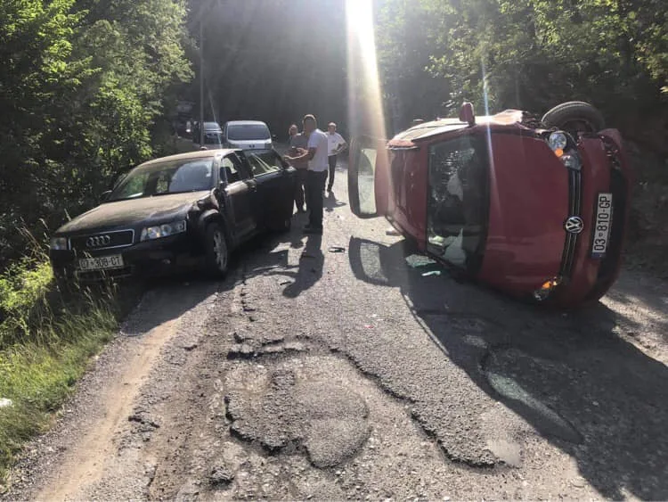 Aksident me tre të lënduar në magjistralen Prishtinë-Rugovë