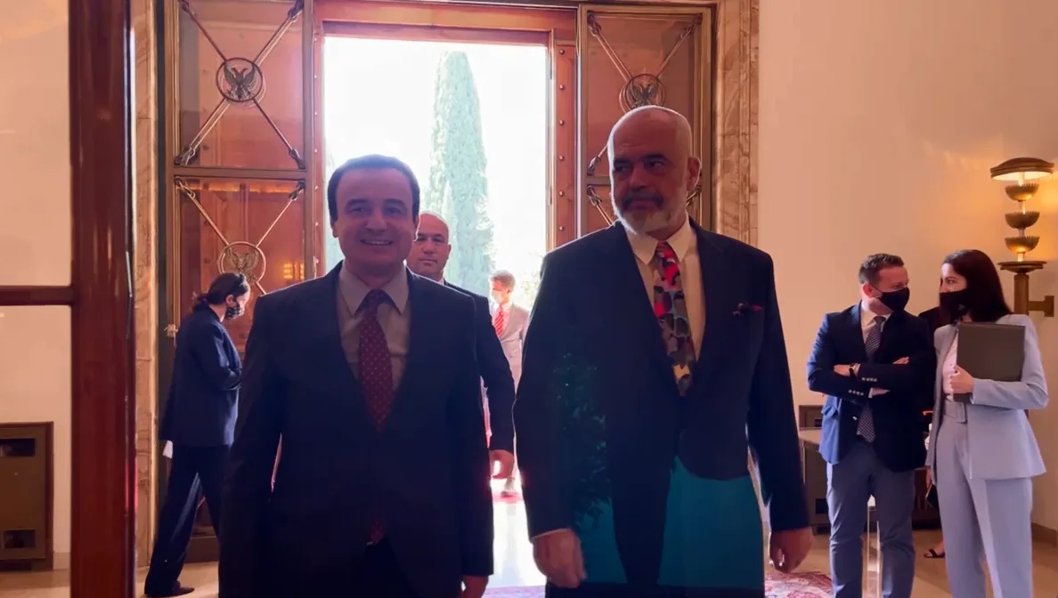 Pritje e ngrohtë për Kurtin nga Rama në Tiranë (VIDEO)