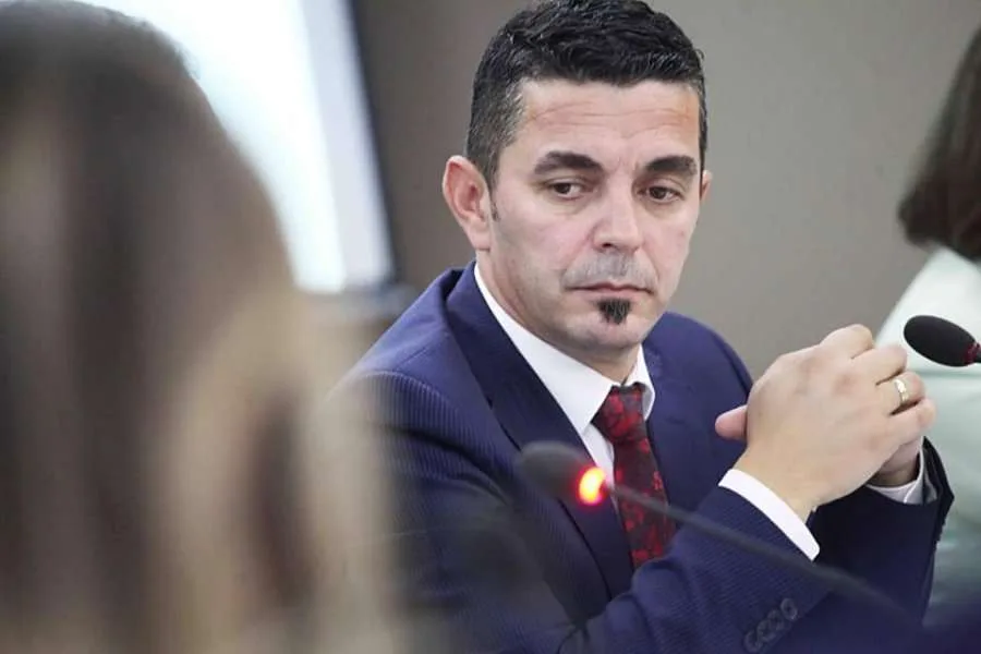 Zëvendësdrejtori i RTK-së ofendon deputeten e VV-së