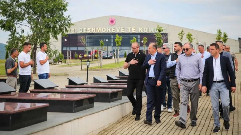 22 vjetori i çlirimit të Kosovës, Hoxhaj: Përjetësisht mirënjohës dëshmorëve