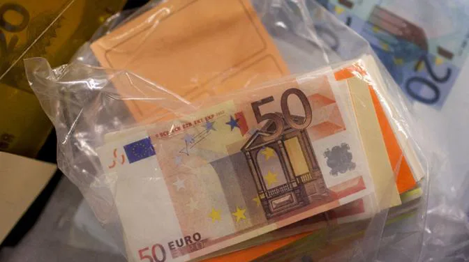 Dy persona kapen në flagrancë me 100 mijë euro falso në Fushë Kosovë
