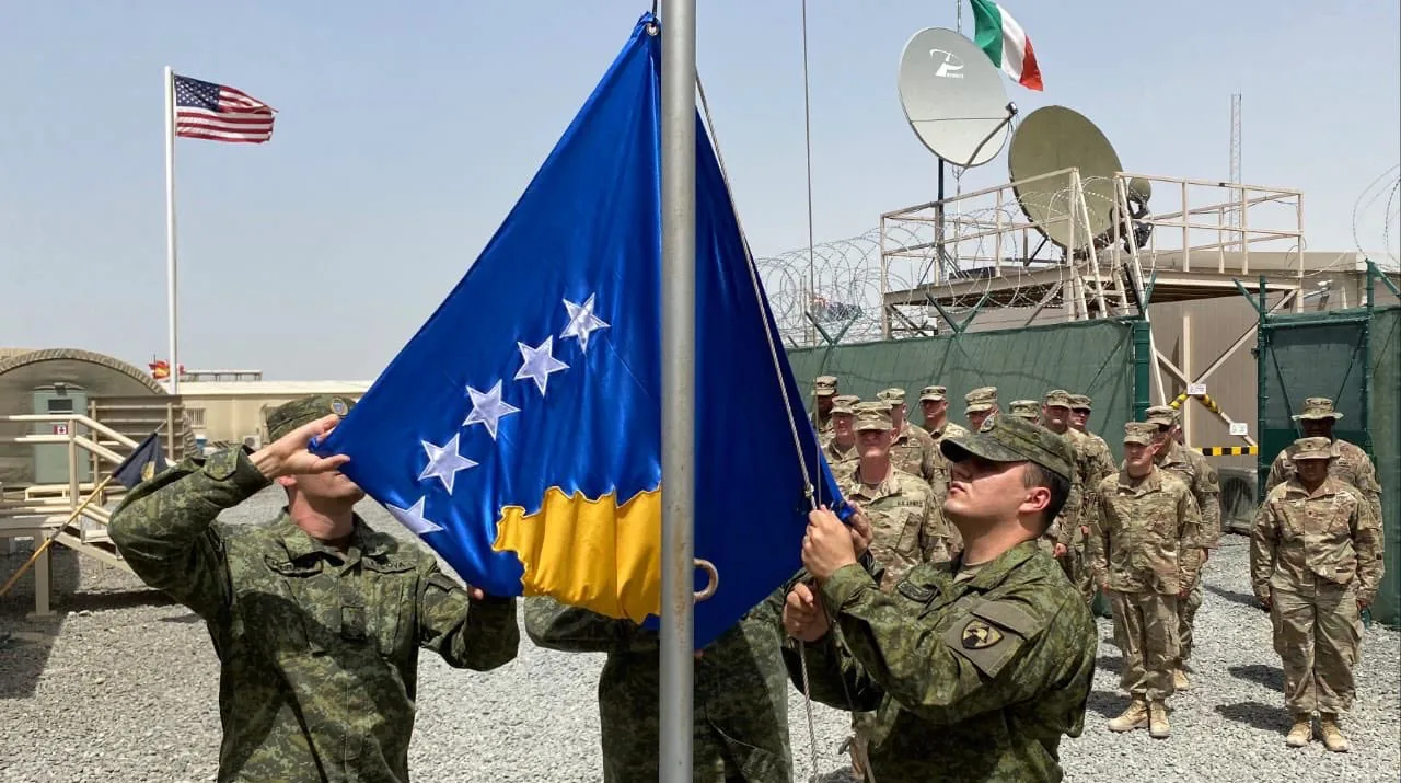 Flamuri i Kosovës ngrihet për herë të parë në misionin paqëruajtës të FSK-së në Kuvajt