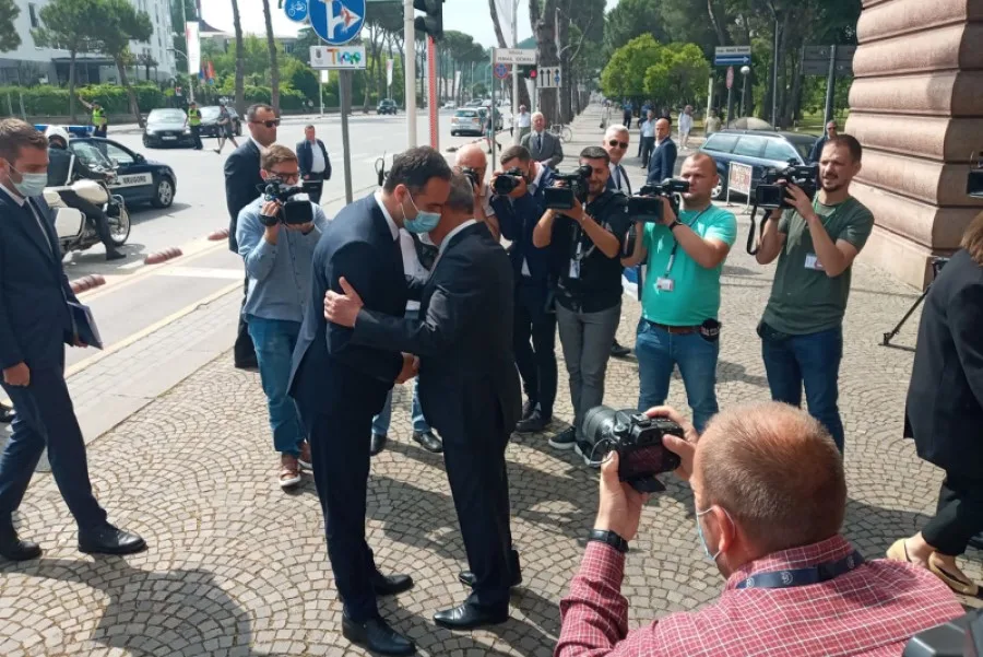 Konjufca fillon takimin me homologun e tij shqiptar