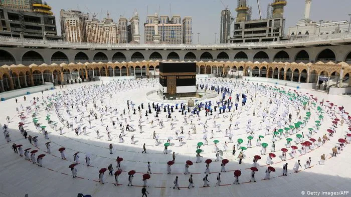 Arabia Saudite përjashton pelegrinët e huaj nga Haxhi për shkak të COVID-19