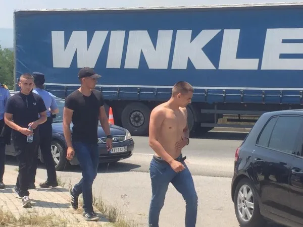 Policia e Kosovës konfiskon bluzat provokuese të rinjëve serb në Gazimestan