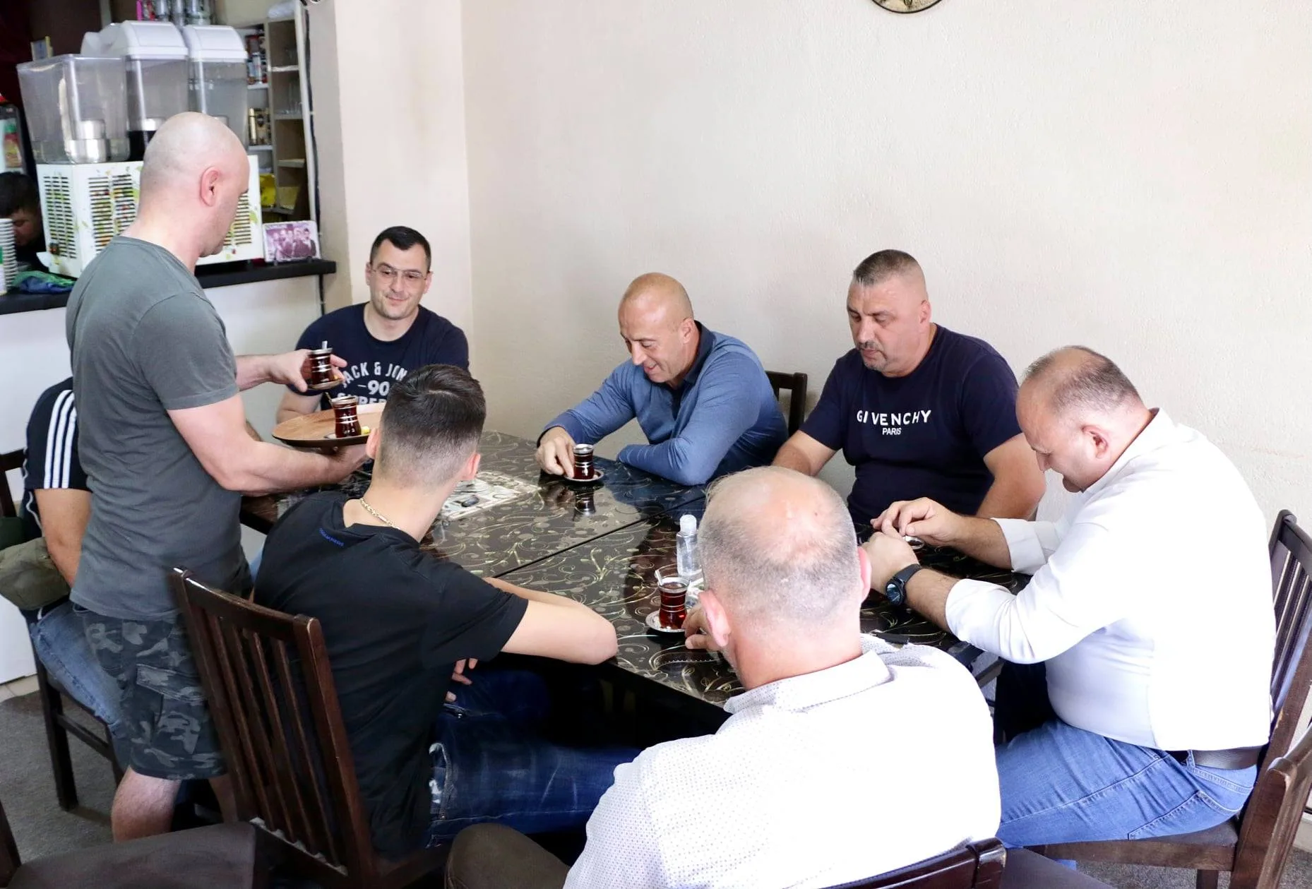 Haradinaj pin çaj dhe bashkëbisedon me qytetarë të Prizrenit pasditen e sotme