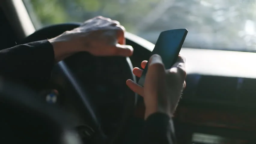 Përdorimi i telefonit gjatë vozitjes, policia për një javë i dënon 739 shoferë