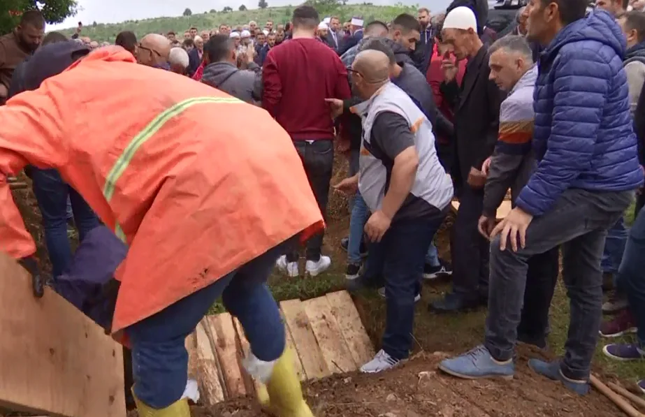 Varrosen katër familjarët që humbën jetën në aksident