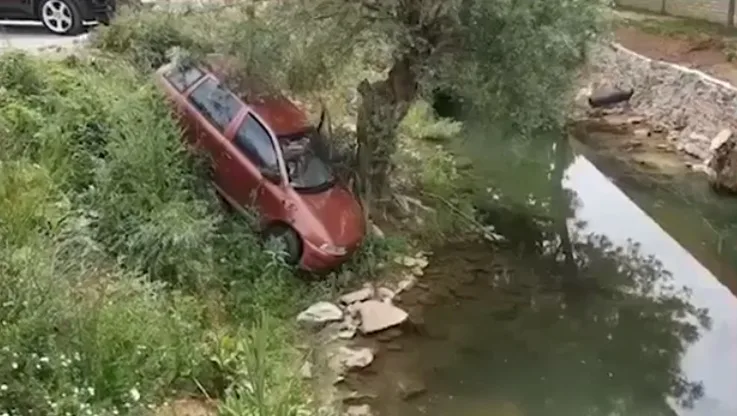 Vetura del nga rruga, për pak sa nuk bie në përrua në Malishevë