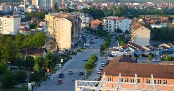 Një drejtor i shkollës e bën për spital nxënësin në Suharekë