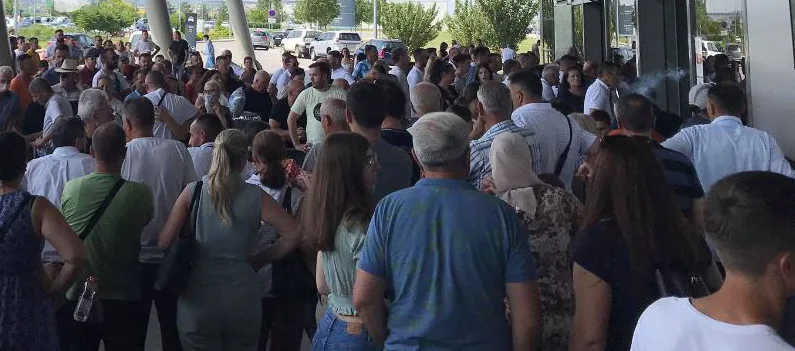 Familjarët e mërgimtarëve bllokojnë Aeroportin “Adem Jashari”