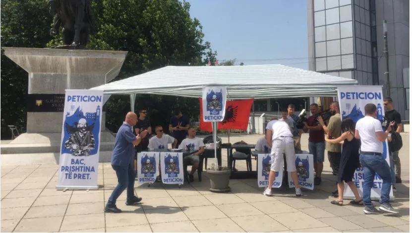 Nis peticioni për vendosjen e shtatores së Adem Jasharit në Prishtinë