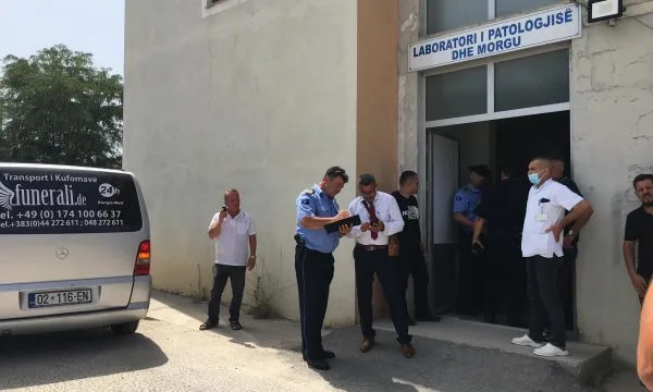 Trupat e viktimave të aksidentit dërgohen në morgun e Spitalit të Prizrenit