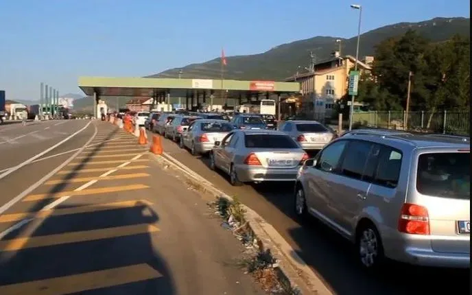 Kolona të gjata në Merdarë