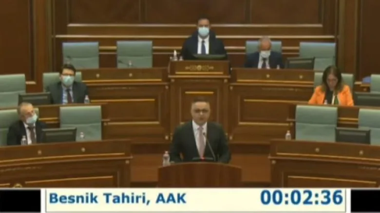 Tahiri akuzon Qeverinë për ngelizhim të situatës në Deçan, kërkon heqjen e taksës prej 5 eurove për regjistrim të automjeteve