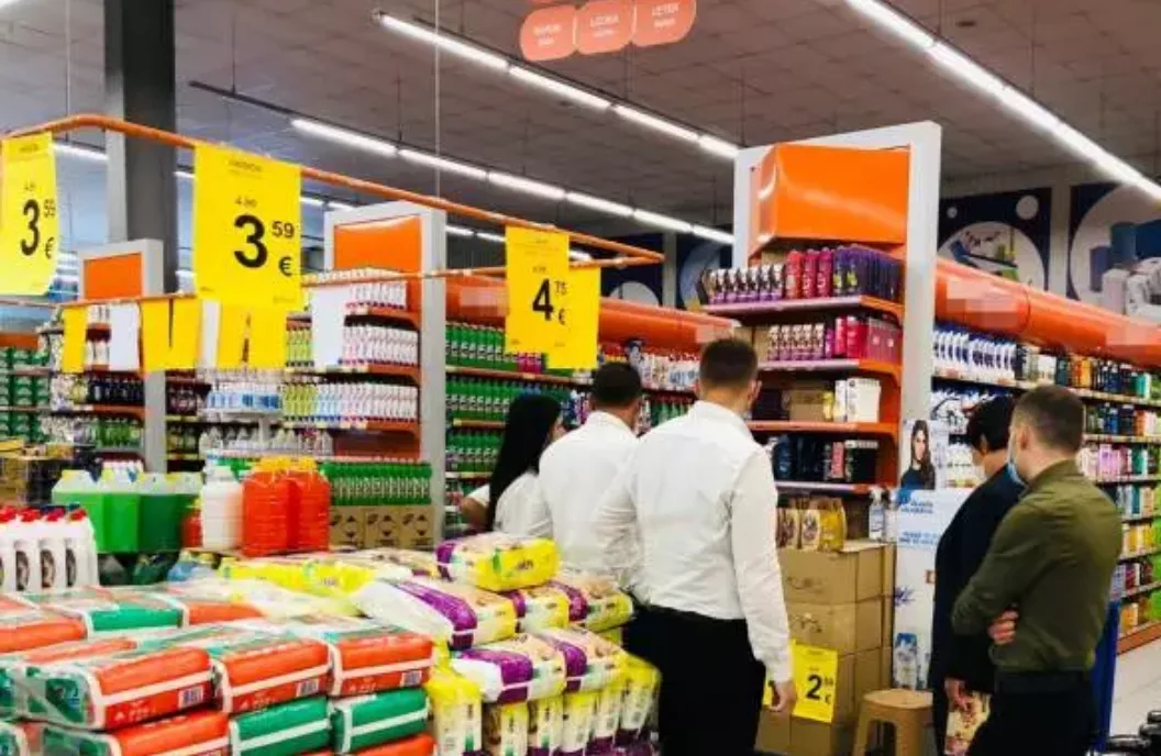 Po prisnin në radhë në market – Prizrenasit rrahen mes vete