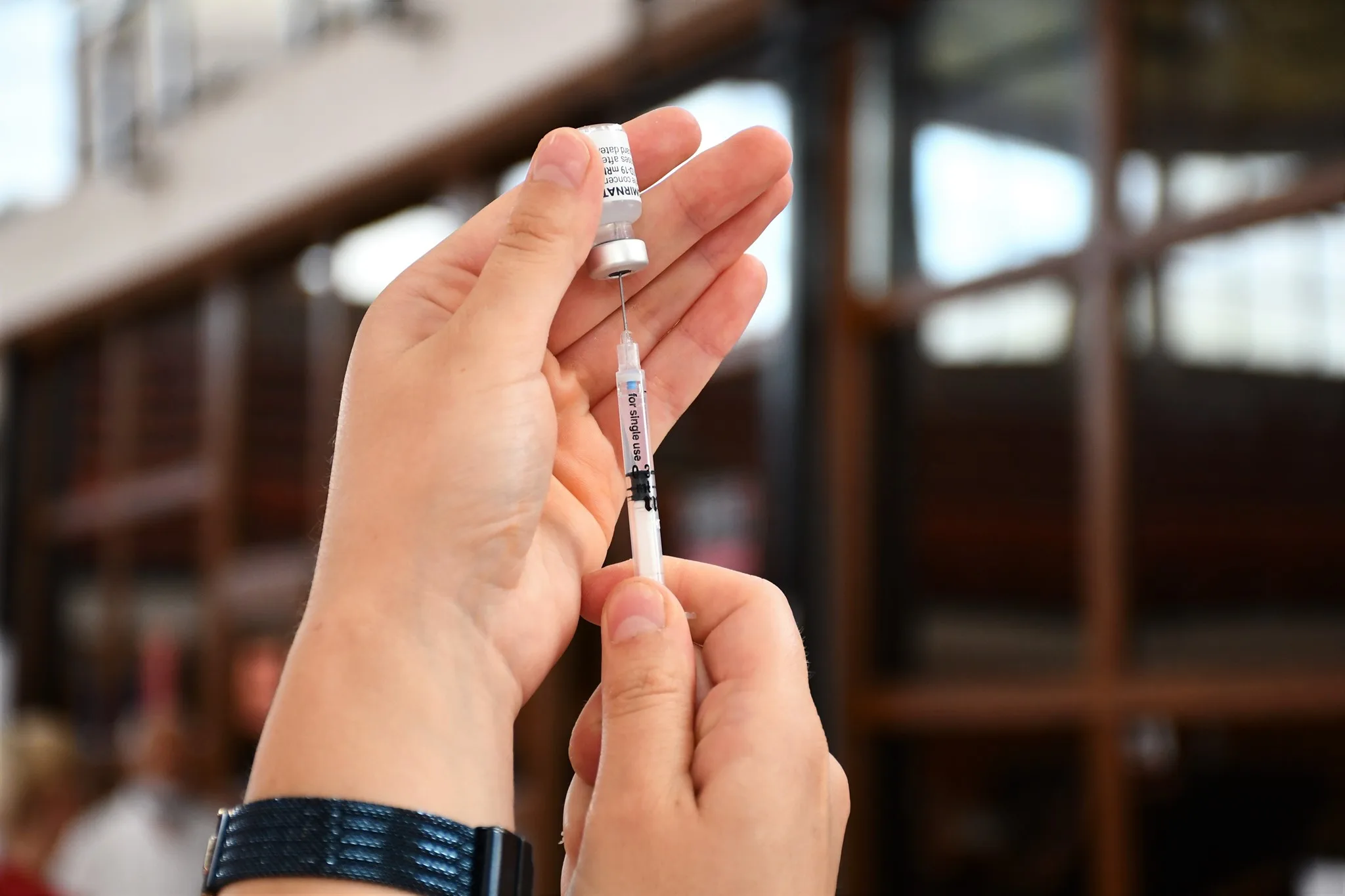 Të rinjtë kosovarë të interesuar për vaksinim