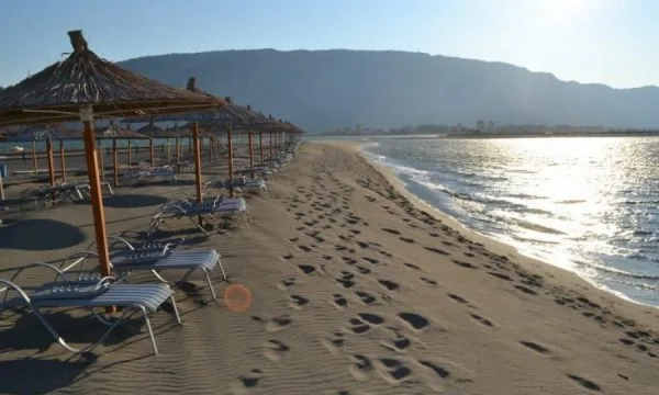 Dallgët i marrin jetën pushuesit në Velipojë
